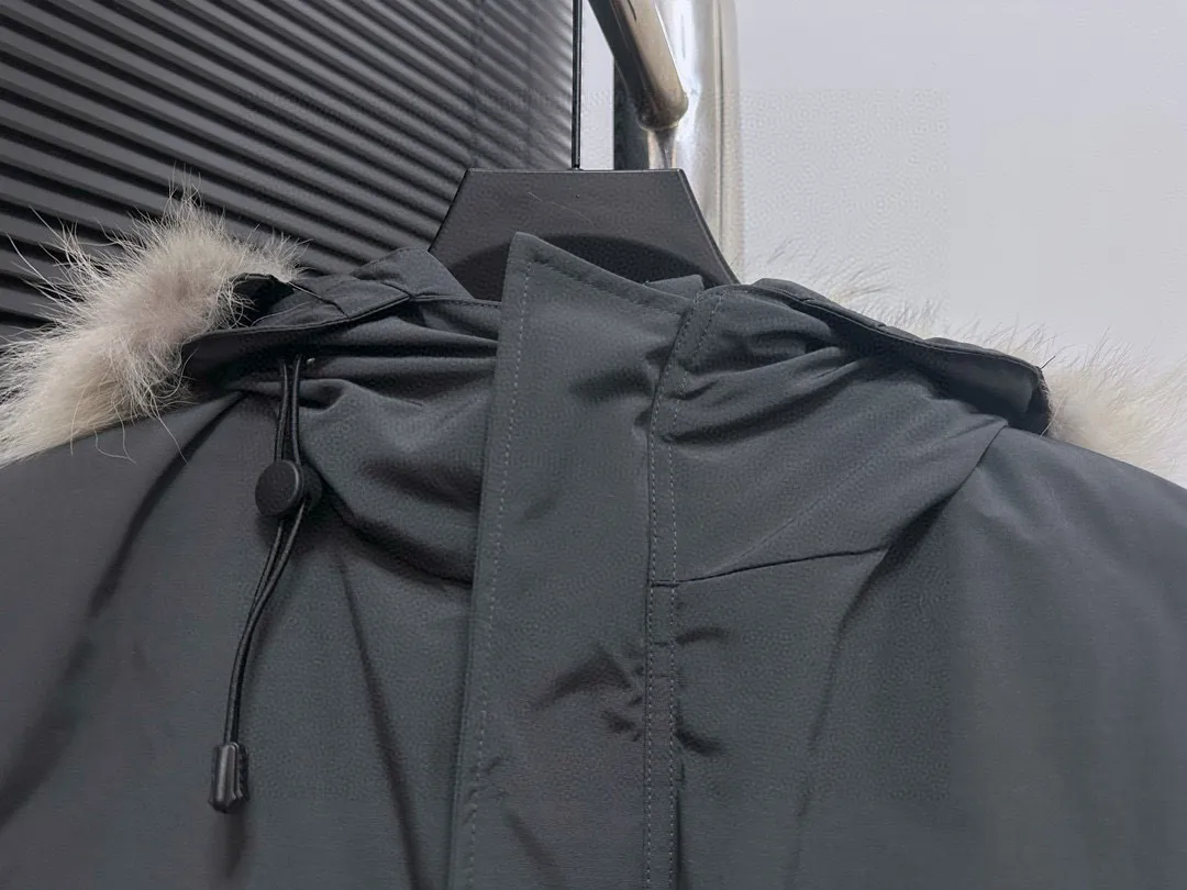 P780 Top Purchasing Version (Wolf Hair Optional) 🇨🇦CANADA GOOES 24 new models 08 models/couple models Factory direct supply: supplying global purchasing agents, micro-business, entities, Tmall, high-end stalls and studio cooperation, free shipping! Canada Goose Expedition Parka 2008 is the same style for men and women. It is mid-length and the most timeless classic. All Arctic and Antarctic scientific expedition teams choose Canada Goose as their cold-proof equipment. It is the Rolls-Royce of down jackets. ➖ Industry-leading anti-counterfeiting chip sensing. ➖ Imported Behringer embroidery machines and customized embroidery labels, the highest level and industry leading. ➖ Imported Korean 21-count polyester-cotton blended original fabric, TC85 waterproof coated fabric, water-repellent, windproof and wear-resistant. ➖ The new national standard 80 white duck down is filled with an average of 520 grams of down. The amount of down filled is industry-leading. ➖ 100% nylon lining with double double-layer sealing design to prevent velvet running, and seamless thread design on the cuffs! ➖ Western Canadian Green Wolf Collar. ➖ Yoshida YKK provides original factory-customized electroplated sliders. YKK two-way lockable zippers are tight and smooth and do not peel off paint. ➖ 3M composite Velcro is durable and the accessories and hardware are all custom-made. Note: Our copywriting is only simple and clear. Instead of bragging about the copywriting, it is better to compare and understand with samples. Only for the purest goose, the most dedicated, the most professional, the highest quality, the highest cost performance!  Size:XS-XXL